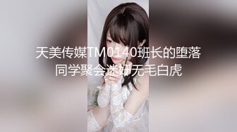 不穿內內的碎花裙黃高跟極品悶騷型美女