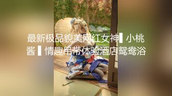 颜值不错红唇骚女【金牌小可】和炮友激情啪啪旁边还有个妹子观战，口交上位骑乘后入猛操非常诱人