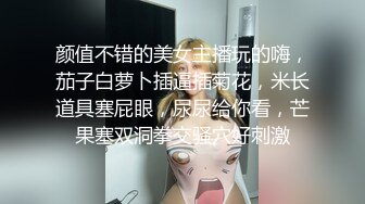 【新片速遞】 电影院女厕偷拍发现一个隔间不对劲悄悄摸过去❤️卧槽！一个小伙趴在马桶上吃女友的鲍鱼[131M/MP4/00:56]