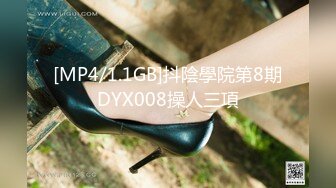 《魔手外购极品CP》快餐店女厕定点全景偸拍络绎不绝的小姐姐方便，几款阴毛挺性感，小美女抠逼闻闻味儿 (3)