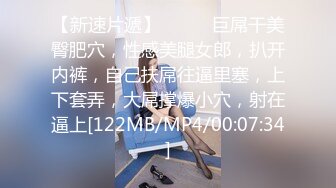 小吃店女厕全景偷拍喝多了的少妇撅着屁股尿刚好看到她的大肥鲍