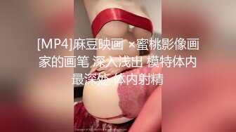 这是哪个公司的极品骚妹子上着班就玩，无毛白虎逼展示，后面还有个大哥在工作，揉奶玩逼道具插都喷水了刺激