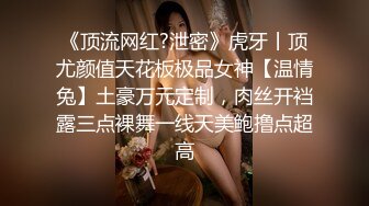 牛仔短裤贫乳新人美女和炮友两场啪啪，特写深喉口交掰穴舔逼，干起来特别爽拨开裤子插入，上位骑乘后入猛操