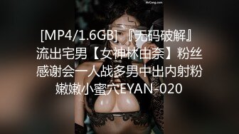 地铁尾随偷拍一位时髦高跟美腿御姐 发现黑内紧紧的夹在她屁股里