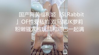 舌吻扣穴穿着衣服舔屌，张开双腿爆插，扶着大屁股后入撞击猛操