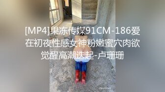 在酒店做面膜的美女被两男3p，‘忍不住啦，加快速度’，啪啪好响，可惜外射了！