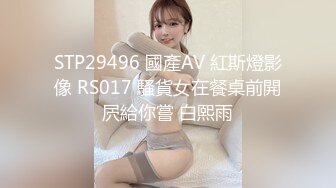 沃尔玛超市遇见瓜子脸美女小姐姐，遂跟着上厕所偷拍她尿尿，有人进来赶紧躲到对面厕所继续拍，小尿还蛮性感！1