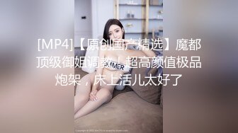 穿绿色衣服很美的小姐姐来试穿婚纱，身材好好，店员拿乳贴帮小姐姐扶好奶奶，穿白色婚纱 真是好漂亮的新娘了呢~