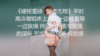 正在拉粑粑母狗爬进来给舔脚，舔完脚舔鸡巴，母狗一点不嫌脏！