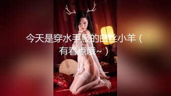 又是羡慕大爷的一天！欧美大爷一个人享用两位极品美女 坐在沙发上两个骚逼轮流插入！