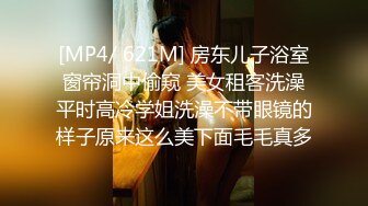 商场偷拍两个美女裙底风光屁股破洞牛仔裙美女丁字裤性感翘臀+少妇穿半透明草莓内发现镜头直接叫人了