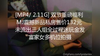 金发女孩手机看累了主动勾引男友拉开裤子拿出几把放嘴里就是吸硬了后入前插一顿操