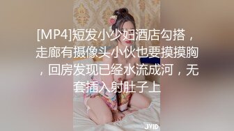 91铁哥 和服装店老板娘有一腿，被风韵少妇拉到住的地方吃鸡，窗外全是人，嫂子却忘情地陶醉舔舐每一处 吸取淫液！