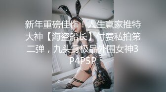 《极品瑜伽嫂子》大嫂上卧室开始换衣服看见大嫂光滑白嫩的皮肤