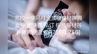 公司气质漂亮的财务主管下班时间和男同事宾馆偷情,开档黑丝情趣套装,前面操完又趴在屁股上干,真能叫