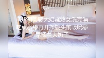 ⚫️⚫️贵在真实，海滩游泳场女士简易淋浴棚偸拍多位妹子换衣，苗条美少女懂得保养往身上涂防晒霜