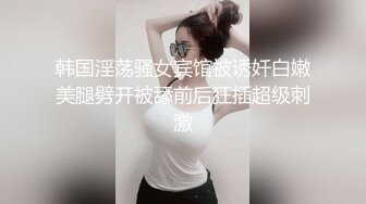 颜值小妹大战纹身小哥，全程露脸温柔的舔弄大鸡巴，让小哥后入压在身下爆草，浪叫呻吟表情好骚精彩又刺激