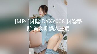 丝袜高跟露脸颜值不错的女模特镜头前发骚，大黑牛假鸡巴深喉舔弄，淫声荡语掰开骚穴看特写