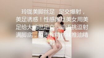 肉感大奶骚女，掏屌吸吮手指扣入肥穴，上位骑乘猛插骚穴