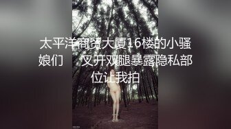 丰满的美妞对着镜头撒一泡黄尿