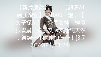 牛仔裤风骚少妇，粉色沙发上无套啪啪，干到内射