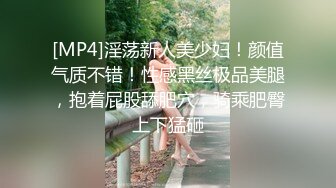 两个颜值小妹被大哥们各种玩弄，手指炮击大鸡巴