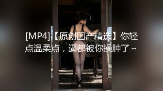 服装店轻熟少妇，没顾客脱掉奶罩在店里上演揉奶呻吟，脚丫子嫩嫩的，足交应该很爽！