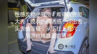 搞笑人妖洗菜的时候性欲来了各种瓜往嘴里放型男来了直接吃鸡巴过瘾厨房里大干菊花