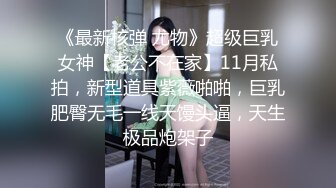 性感小美女全程露脸发骚，撸着大鸡巴口交，衣服都没脱完就直接坐在小哥身上抽插，边草边脱无套抽插射了好多