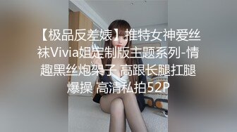 黑客破解家庭摄像头偷拍 奶子坚挺身材不错的靓妹洗澡还不时对着镜头看