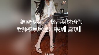 办公楼尾随美女同事偷拍她的肥逼挺嫩