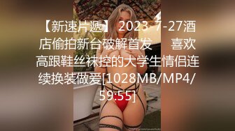 [MP4/ 819M]&nbsp;&nbsp;蒙面大哥双飞露脸姐妹花，黑丝情趣好诱惑，床上床下爆草抽插浪叫不断，好姐姐在旁观战