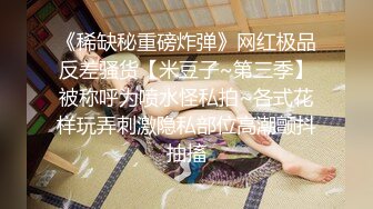 邊看美劇邊享受性感女友的口活服務 豐滿身材十分誘