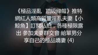 卧槽、这个逼厉害喔 大号电灯泡插逼逼 叫得淫荡死了！那么问题来了、什么样的大鸡巴才能满足她