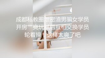 镜子前欣赏老婆