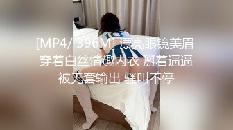 尾随偷拍吊带裙美女台阶上买奶茶..屁股夹住窄内低角度拍摄 超短迷彩裙双马尾小姐姐逛街..屁股直接露在外面