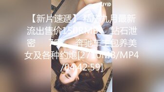 [MP4/ 498M] 邻居骚妇在家里大床一边和年轻男同事偷情一边和老公同电话骚货下面好多水