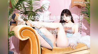 外表青涩巨乳肥B年轻妹子背着男友约炮友跑到高层天台啪啪