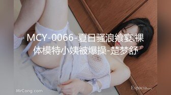 开档牛仔裤清纯又骚美女，和男友居家操逼，舔屌吸吮口活很棒，肥穴骑乘自己动