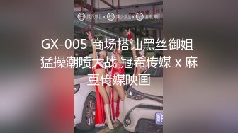 男：过来过来，嘴张开，张开张开。   精神小妹女：我怕吃到喉咙里去，吼吼吼！