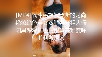 一线天无毛粉嫩馒头逼！美少女和男友居家操逼！翘起蜜桃美臀掰穴，大屌插嘴，揉着奶子猛操