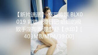 公园女厕偷拍穿着旗袍的美少妇