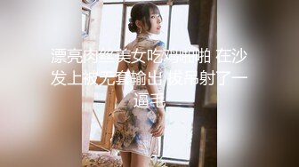 弟弟这么大了还不知道女人的美妙，两个姐姐露出嫩嫩奶子挑逗啪啪双飞