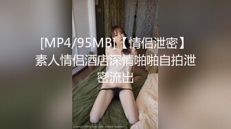 壮哥哥卧室后入双马尾妹子，卖力深喉粗屌，掰腿传教狠狠打桩一顿