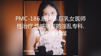 [MP4/ 947M] 风情姐妹花双飞大鸡巴小哥，圆润的大奶子好性感，交大鸡巴让小哥吃奶子