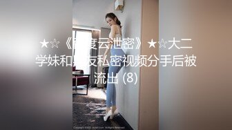 长发红唇美少妇，白皙大奶子全裸自慰沙发上发骚干净白净逼逼