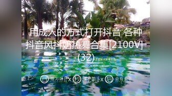 两个芭蕾舞演员在舞房练舞做爱,门外还有人观看