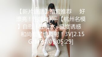 餐厅里黑裙长腿无内扫女，换换腿吸引注意力