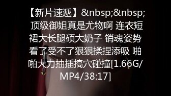 十一月新流出大神潜入水上乐园淋浴更衣室偷拍 泳客淋浴可爱眼镜妹奶子圆润逼毛性感