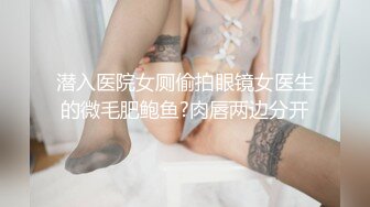 商场女厕独占坑位隔板缝中现场实拍多位小姐姐方便 角度刁钻逼脸同框